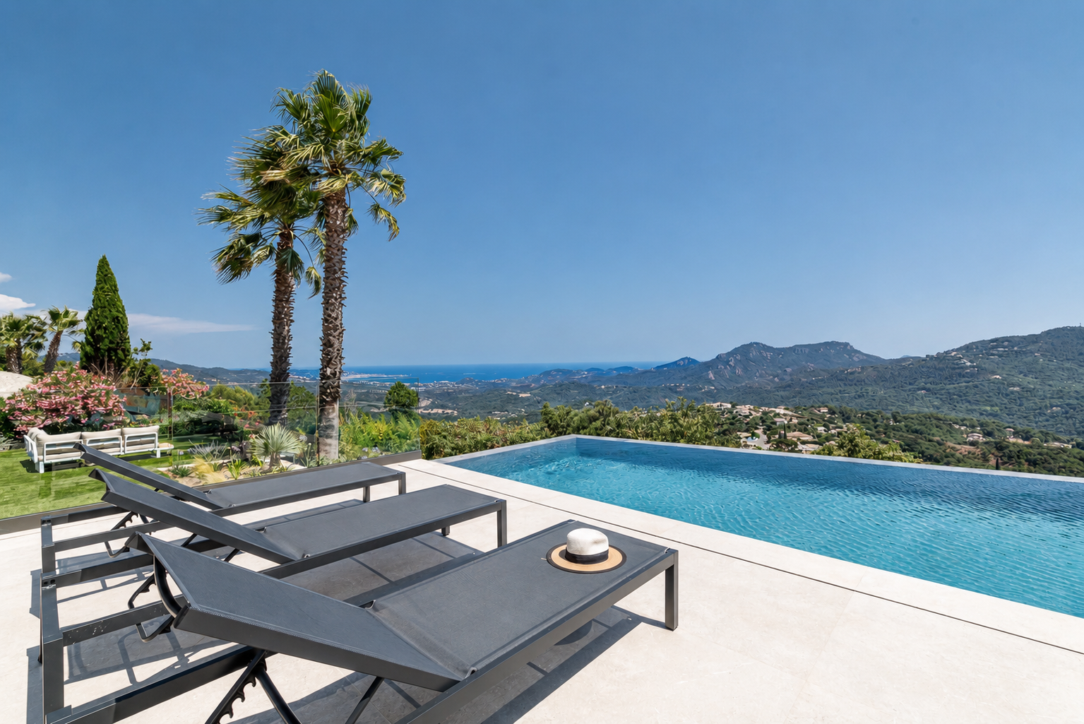 maison contemporaine 10 Pièces en vente sur MANDELIEU LA NAPOULE (06210)