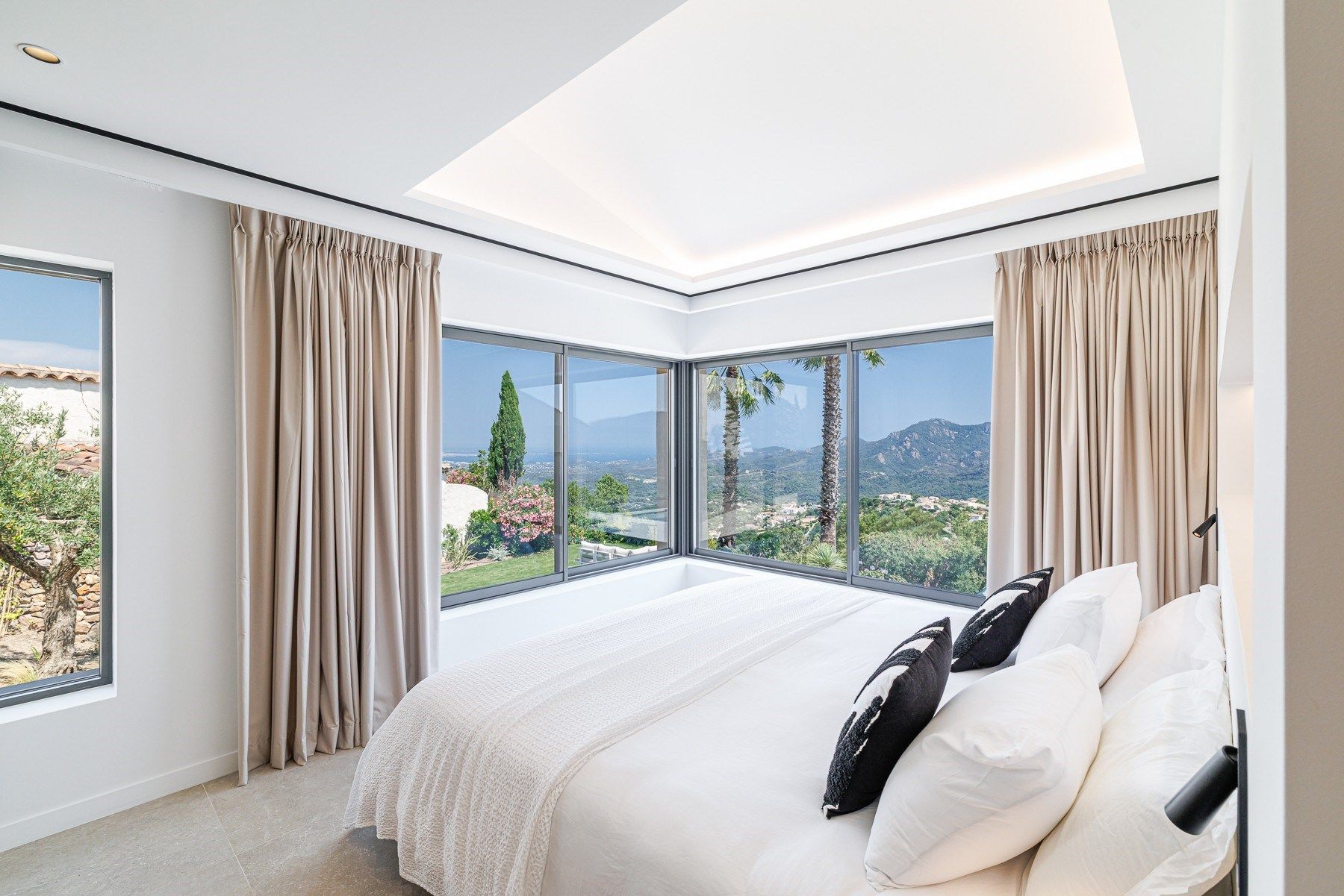 maison contemporaine 10 Pièces en vente sur MANDELIEU LA NAPOULE (06210)