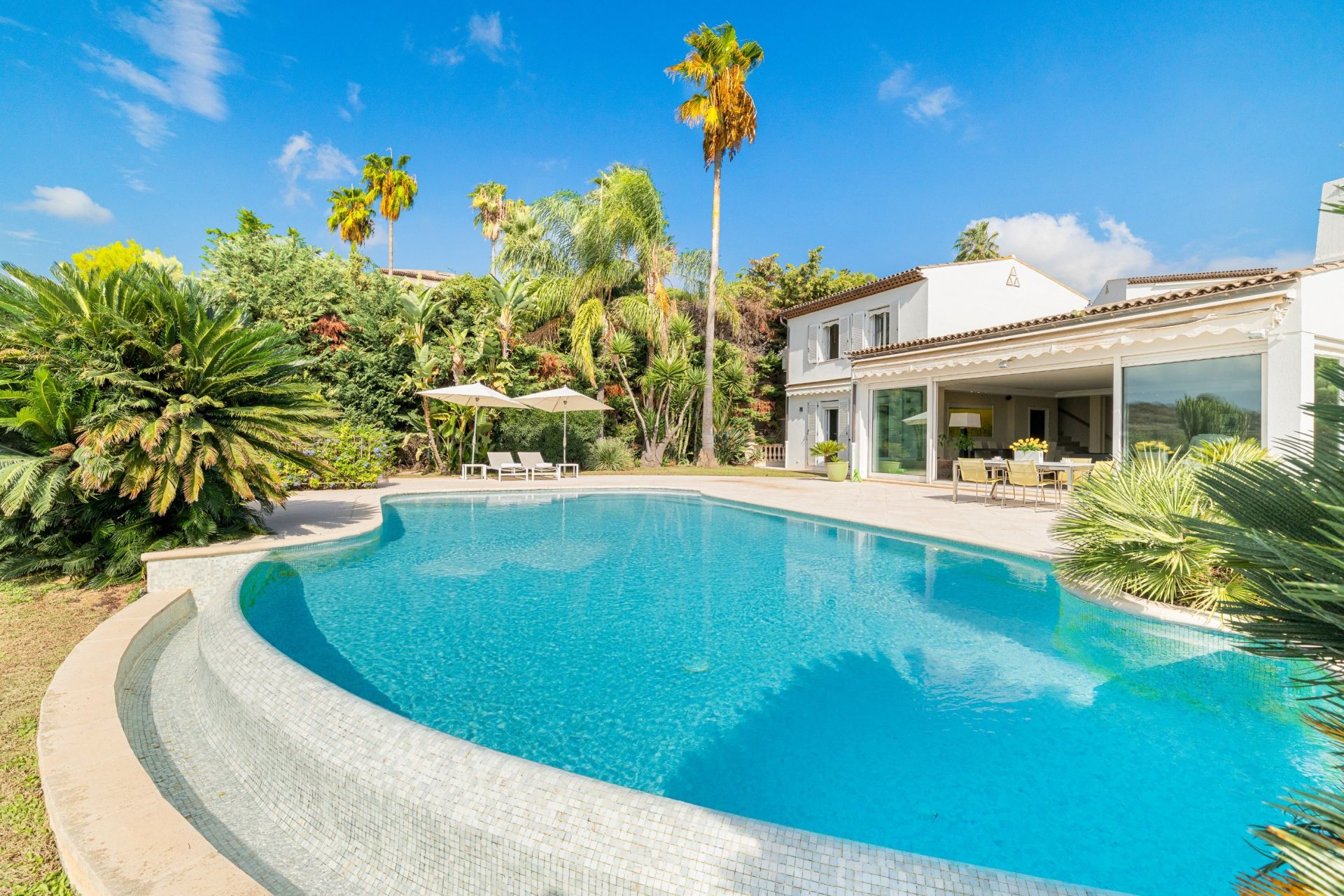 villa 5 Rooms for sale on VILLENEUVE LOUBET (06270)