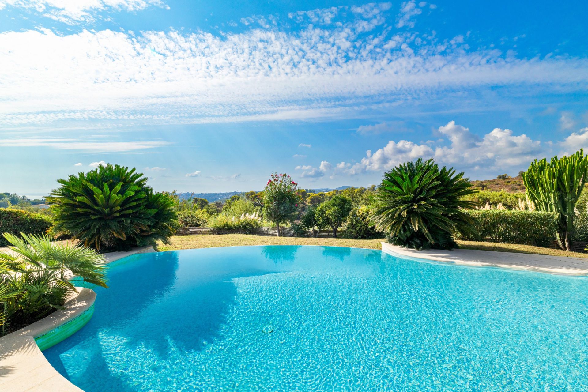 villa 5 Rooms for sale on VILLENEUVE LOUBET (06270)