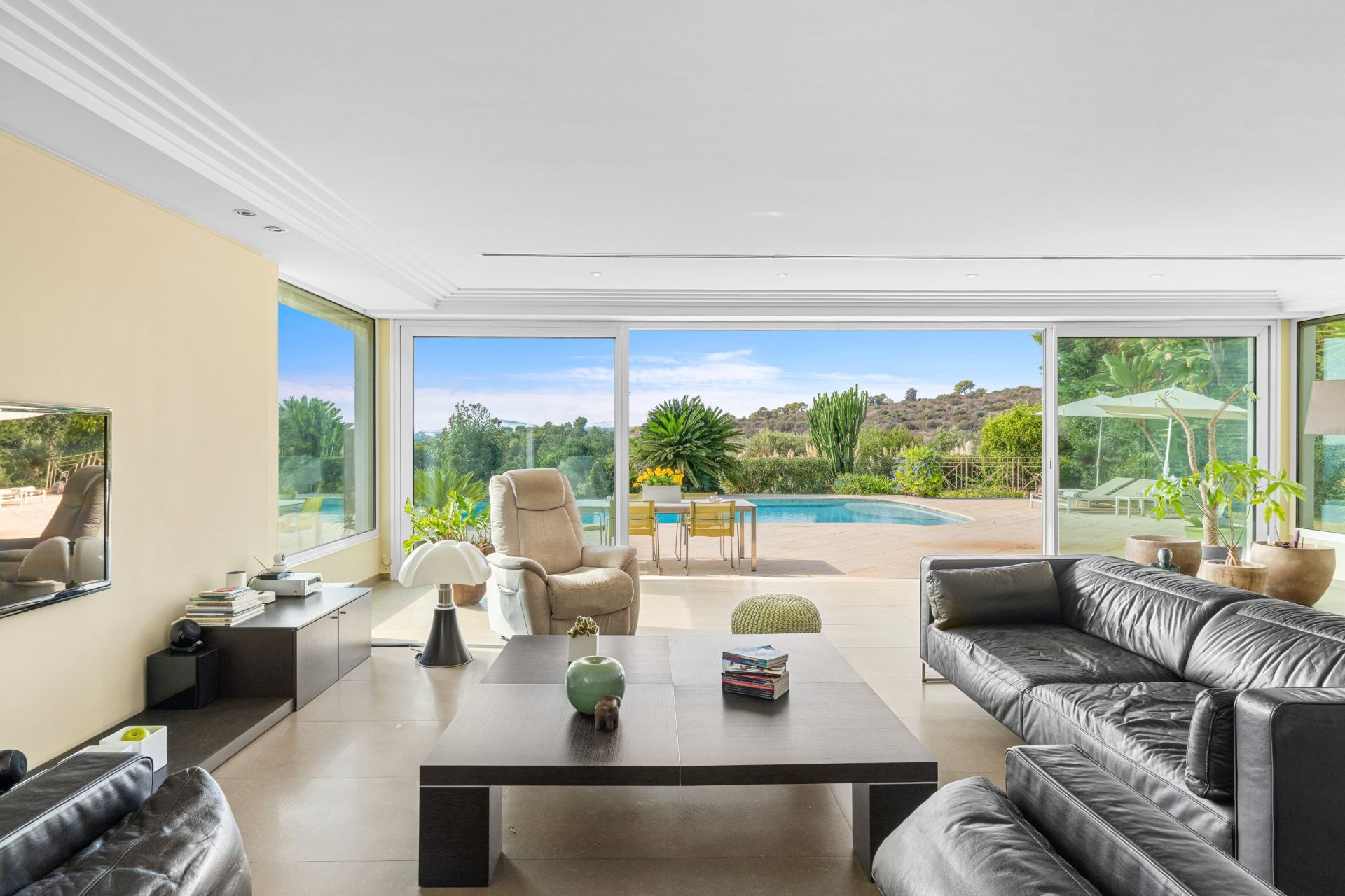 villa 5 Rooms for sale on VILLENEUVE LOUBET (06270)