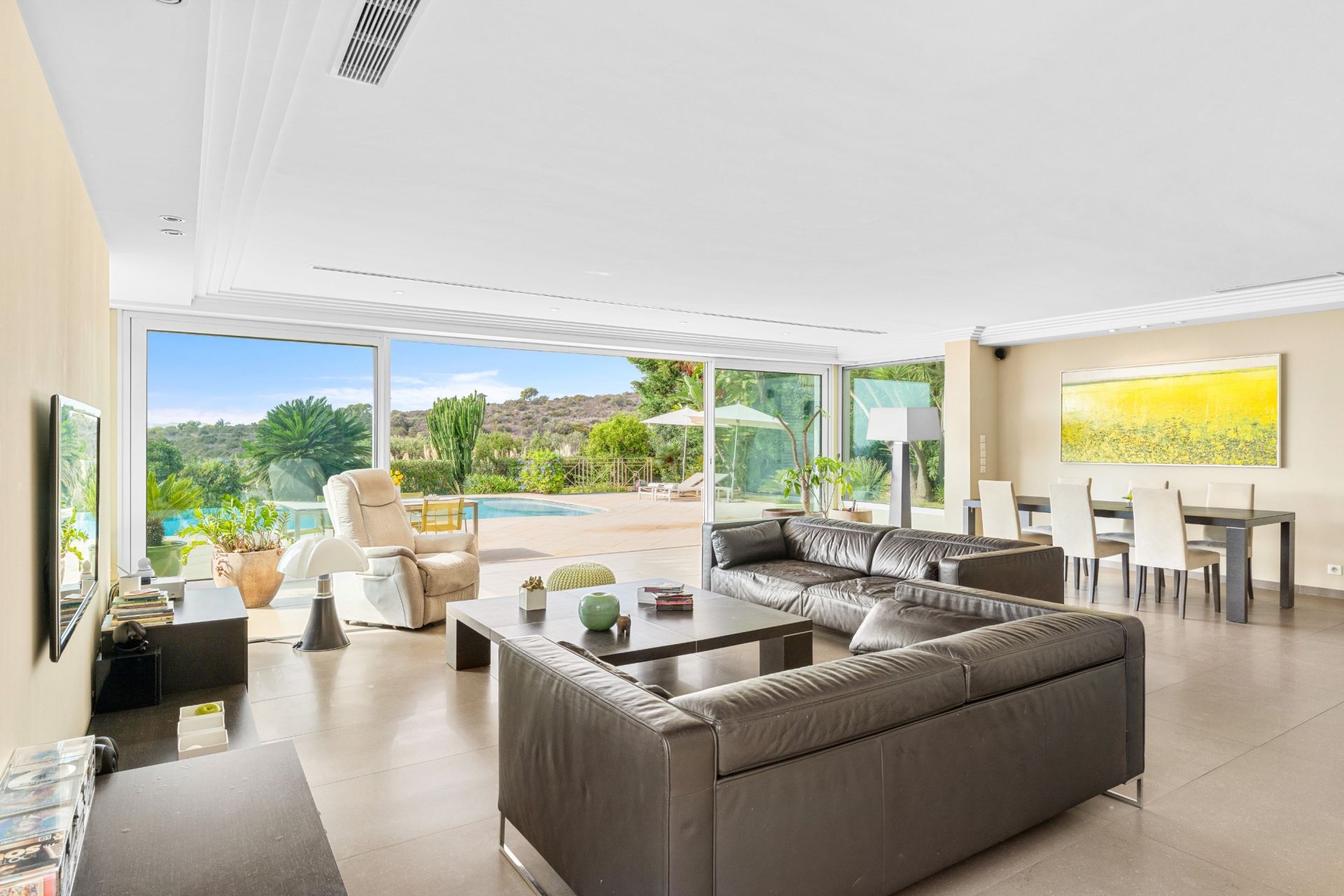 villa 5 Rooms for sale on VILLENEUVE LOUBET (06270)