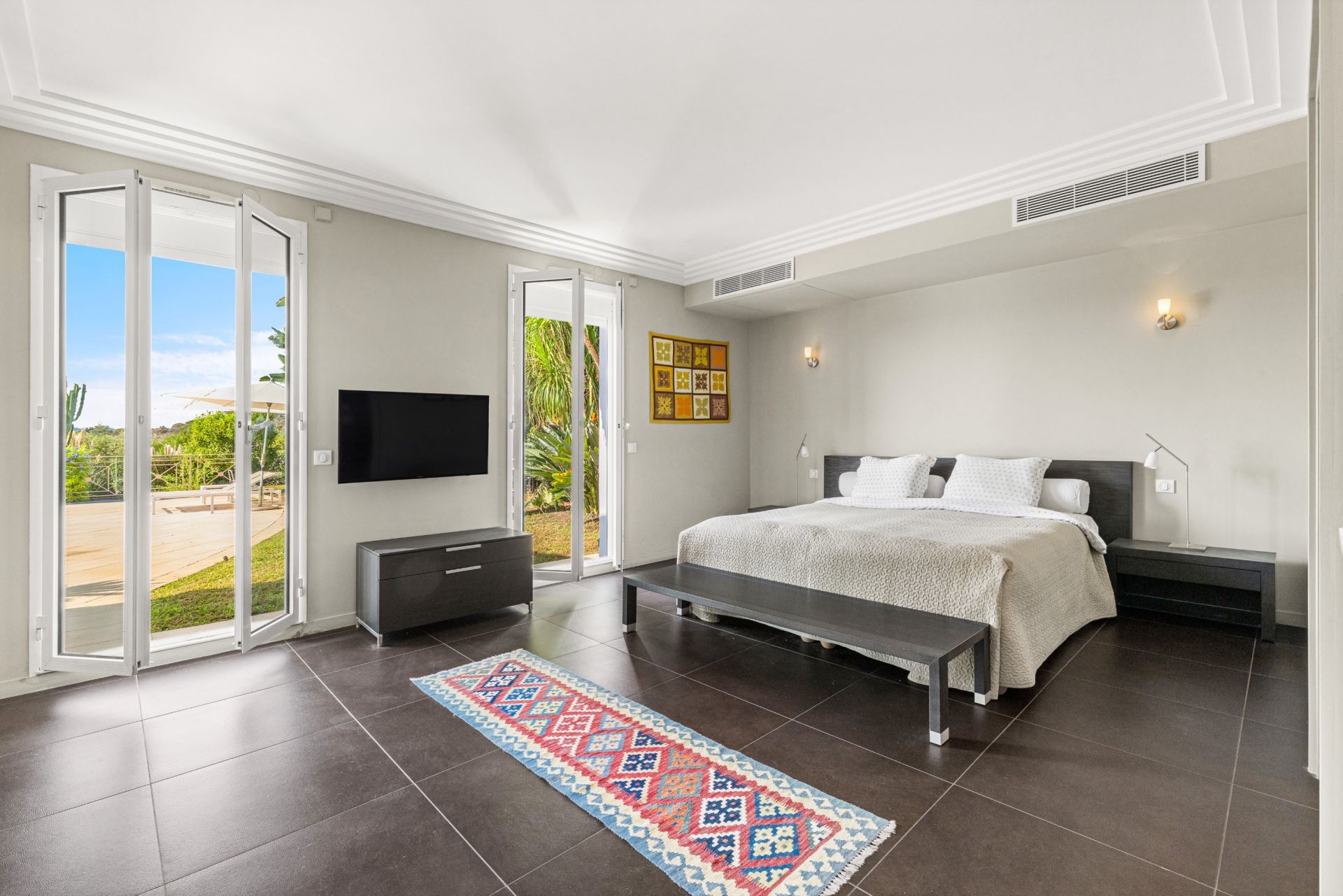 villa 5 Rooms for sale on VILLENEUVE LOUBET (06270)