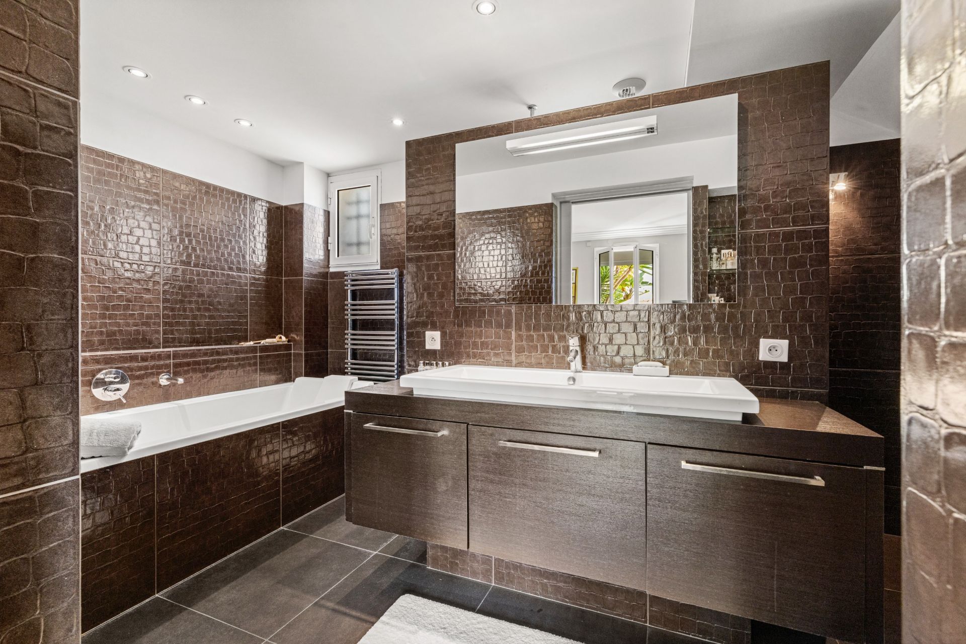 villa 5 Rooms for sale on VILLENEUVE LOUBET (06270)