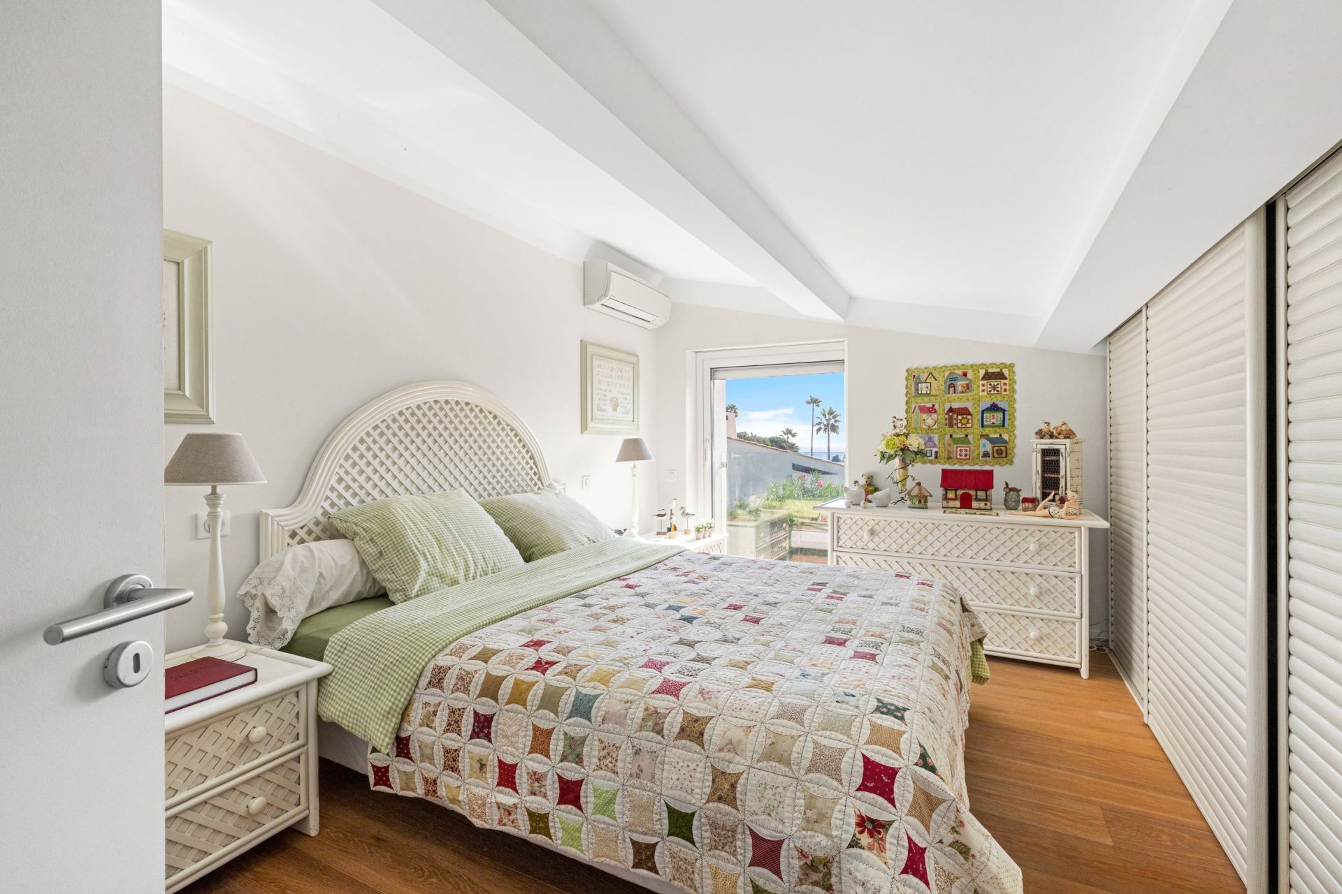 villa 5 Rooms for sale on VILLENEUVE LOUBET (06270)