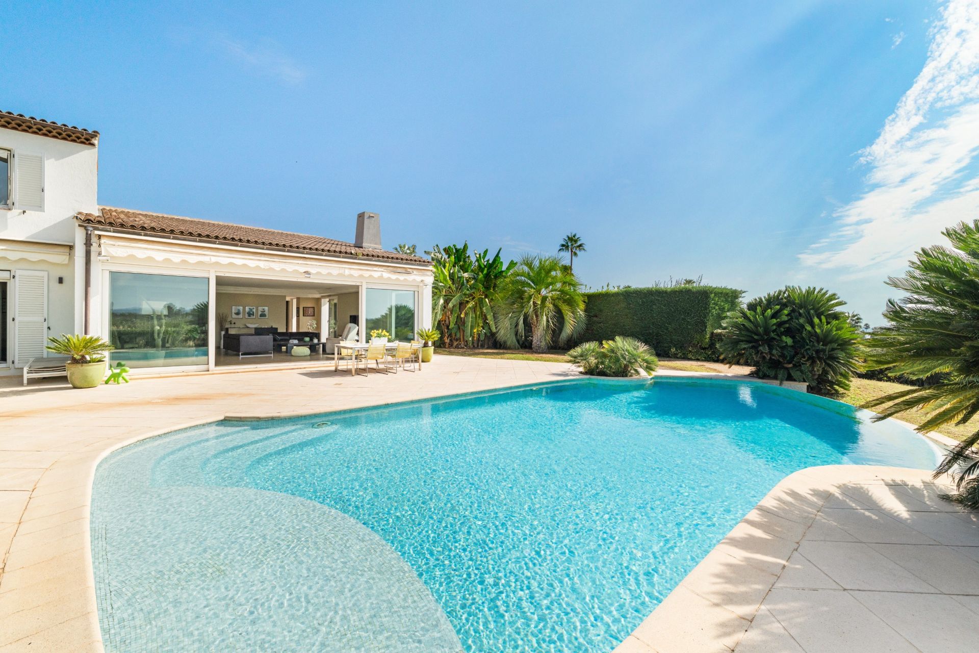 villa 5 Rooms for sale on VILLENEUVE LOUBET (06270)