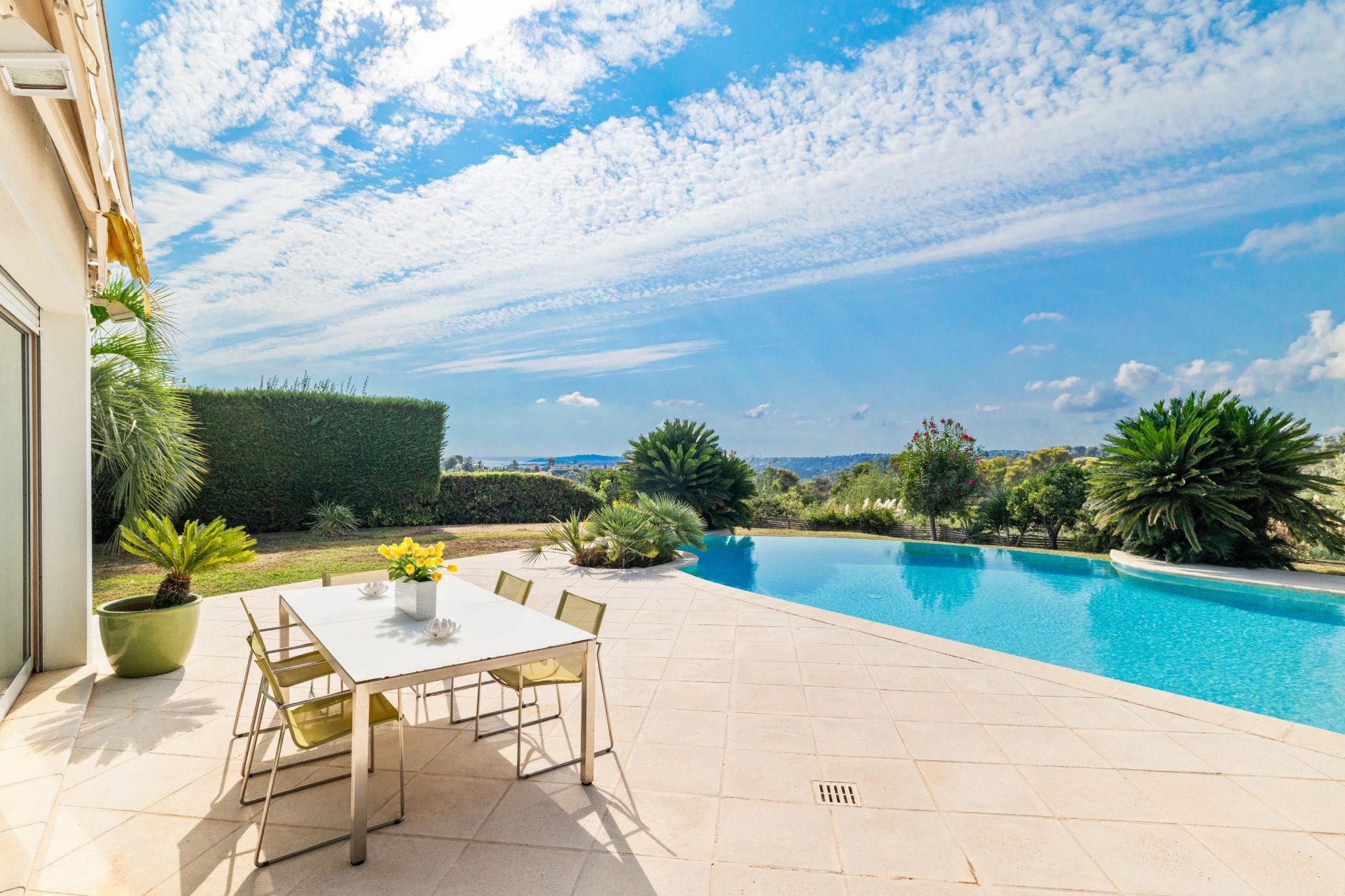 villa 5 Rooms for sale on VILLENEUVE LOUBET (06270)