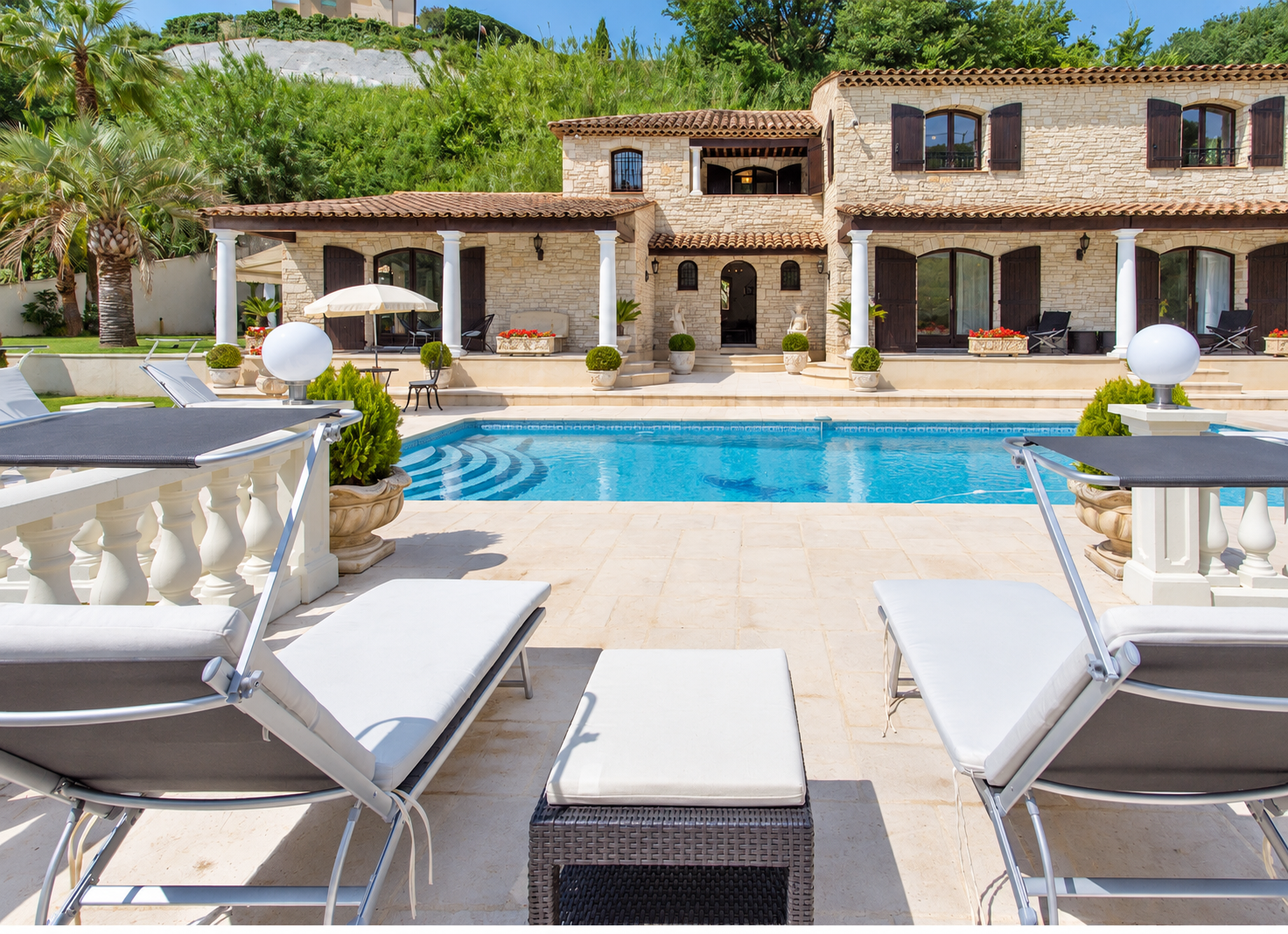 villa 5 Rooms for sale on CAGNES SUR MER (06800)