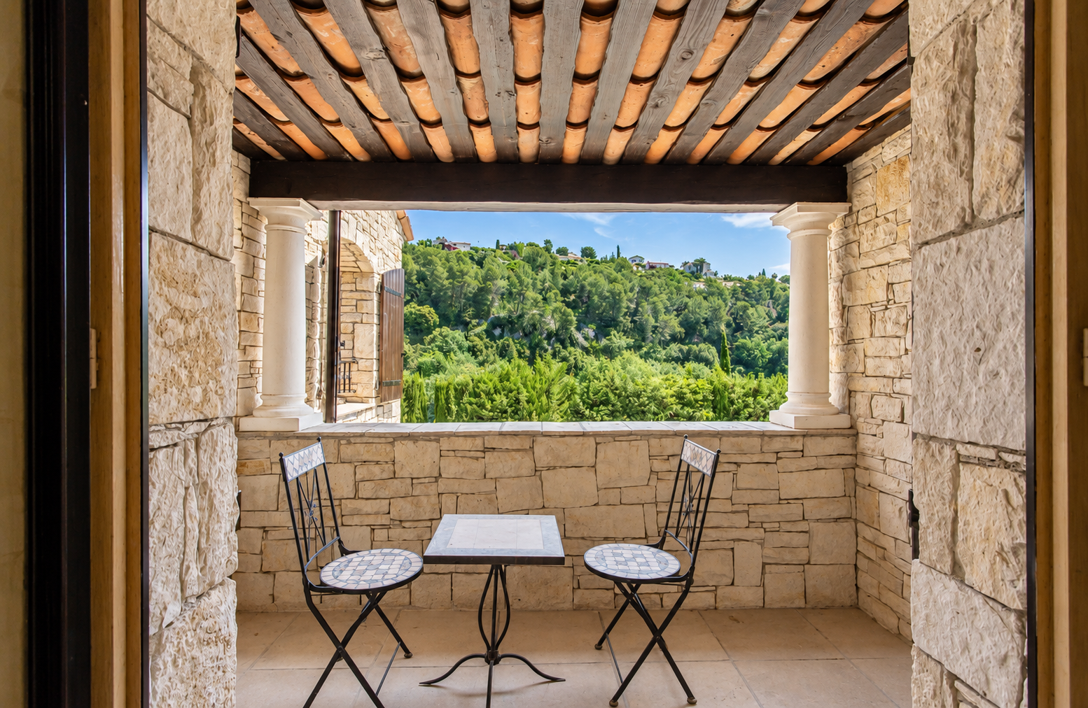 villa 5 Rooms for sale on CAGNES SUR MER (06800)
