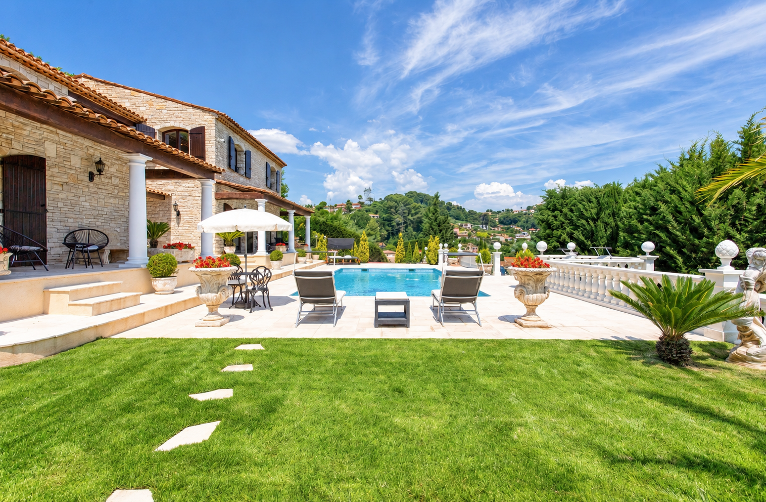 villa 5 Rooms for sale on CAGNES SUR MER (06800)