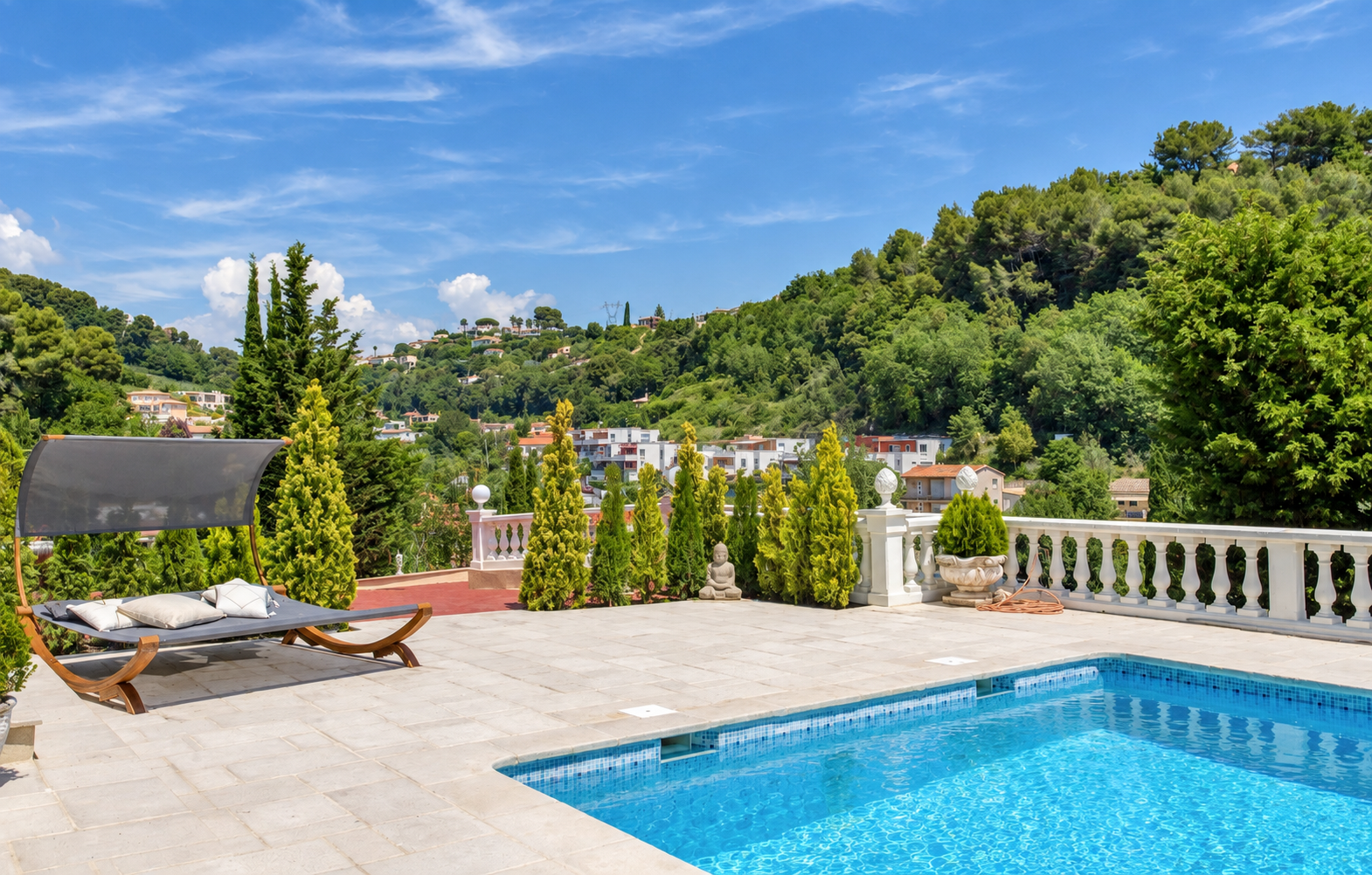 villa 5 Rooms for sale on CAGNES SUR MER (06800)