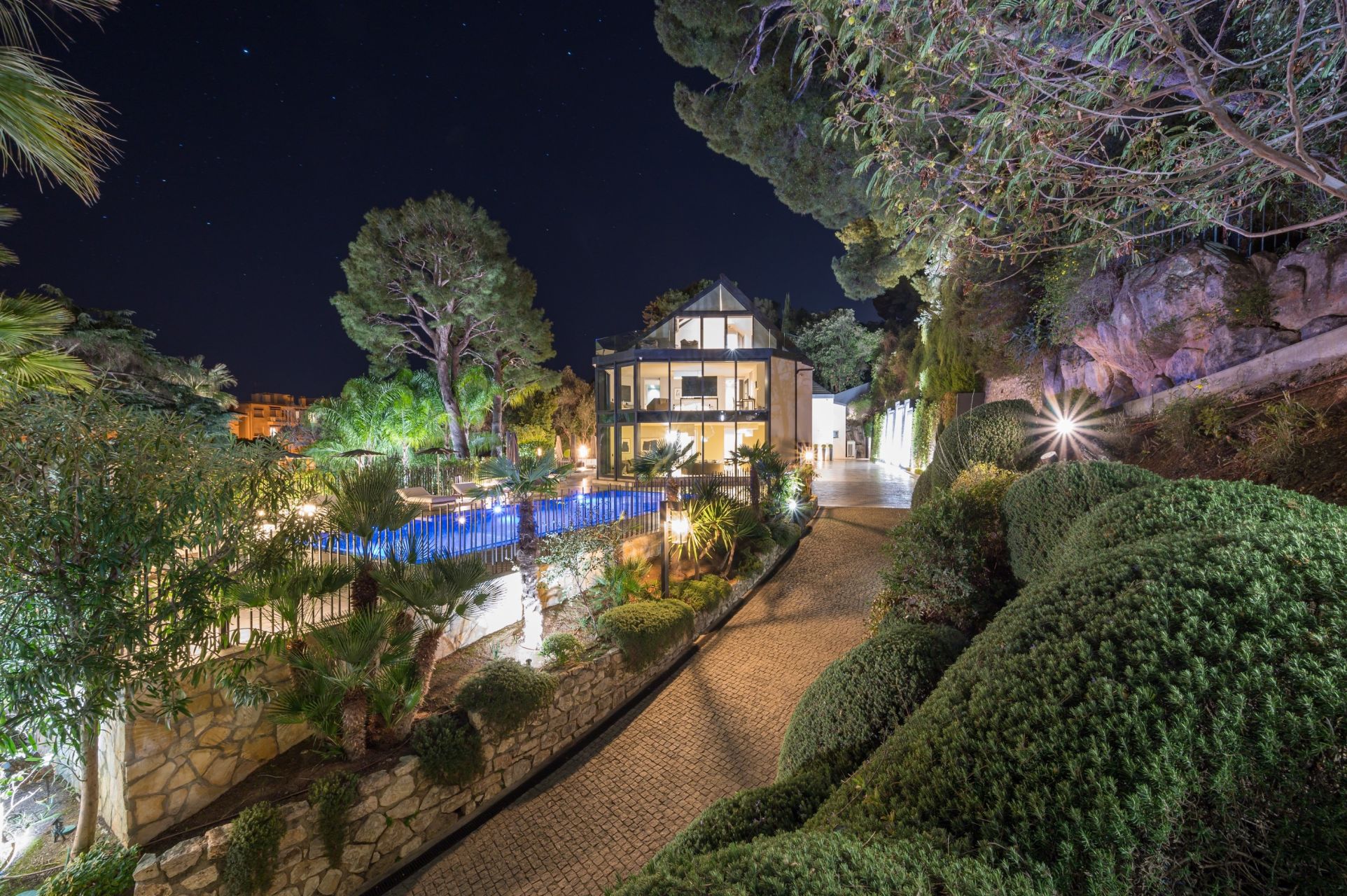 maison contemporaine 18 Pièces en vente sur BEAULIEU SUR MER (06310)