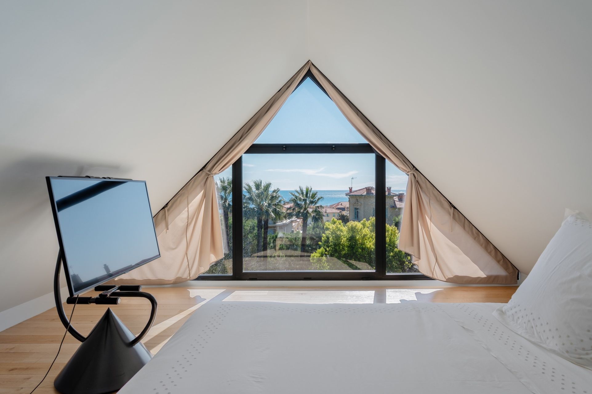 maison contemporaine 18 Pièces en vente sur BEAULIEU SUR MER (06310)