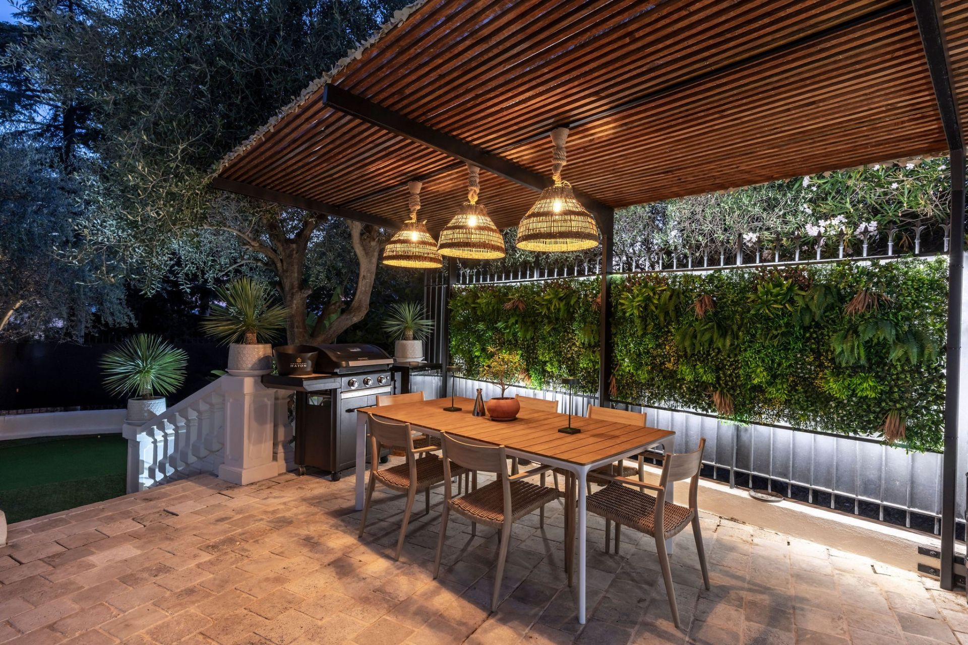 villa 7 Rooms for sale on LE CANNET (06110)