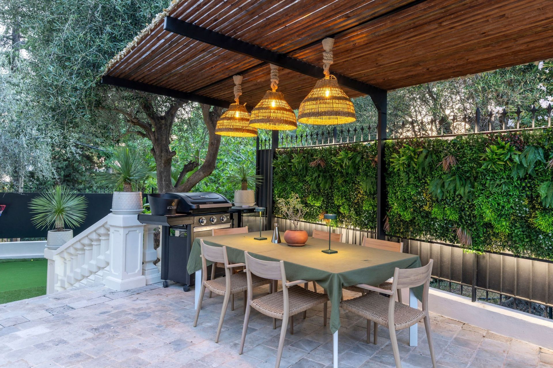 villa 7 Rooms for sale on LE CANNET (06110)
