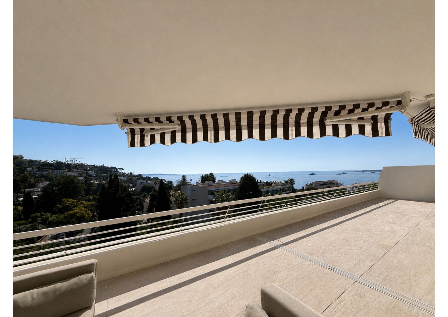 apartment 4 Rooms for sale on CANNES (06400)