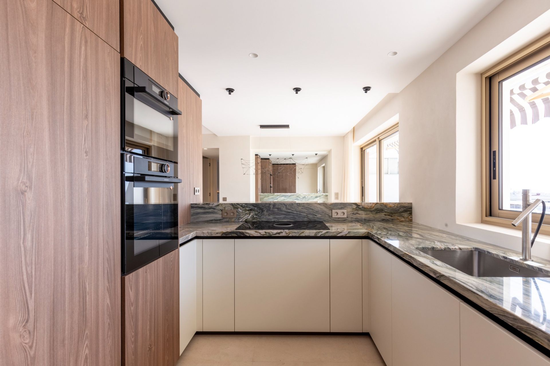 apartment 4 Rooms for sale on CANNES (06400)