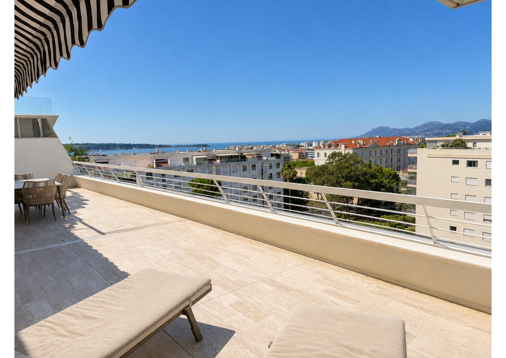 apartment 4 Rooms for sale on CANNES (06400)