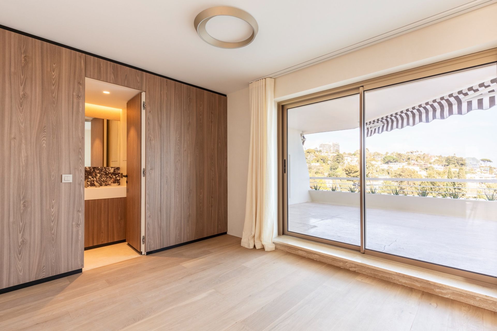 apartment 4 Rooms for sale on CANNES (06400)