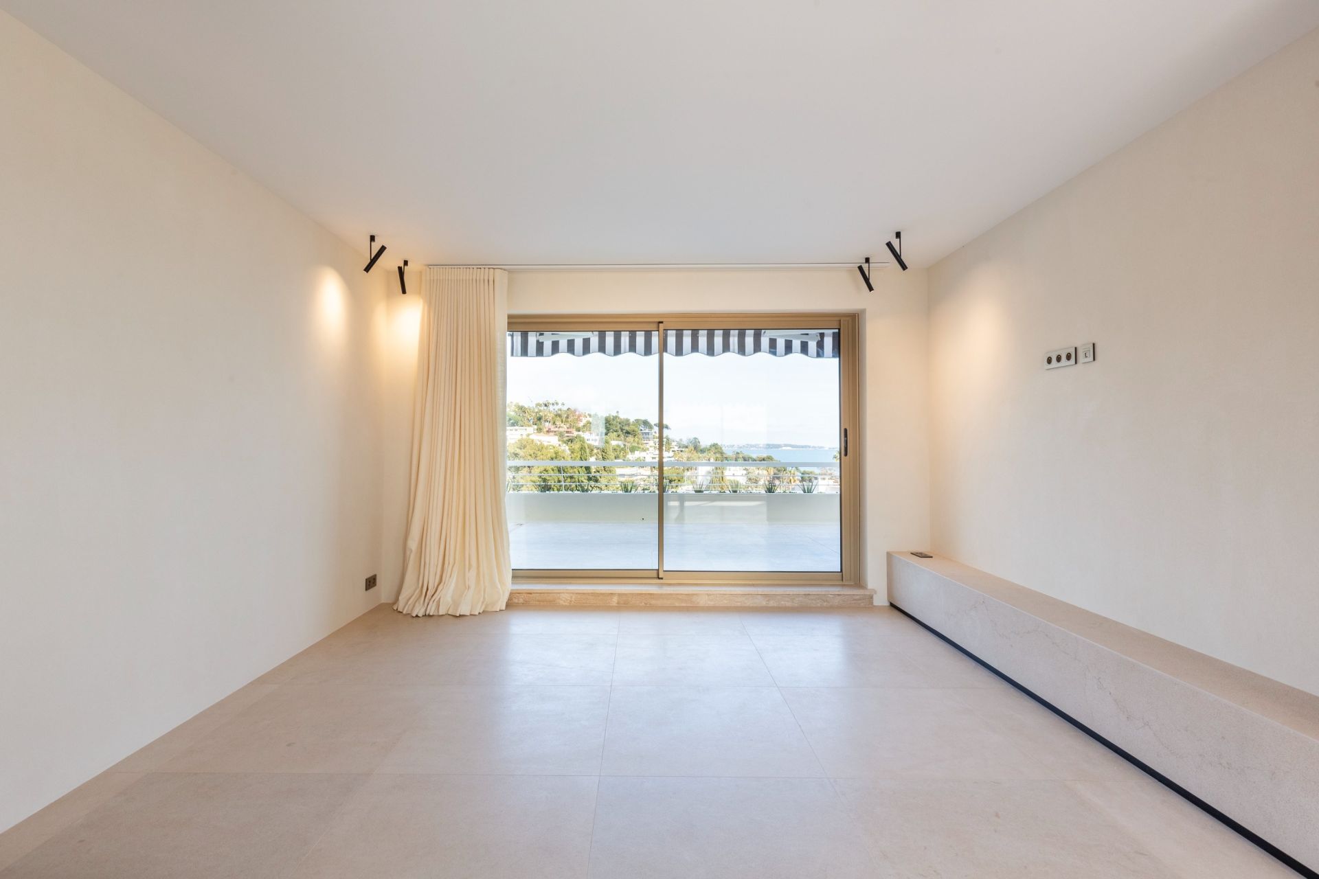 apartment 4 Rooms for sale on CANNES (06400)
