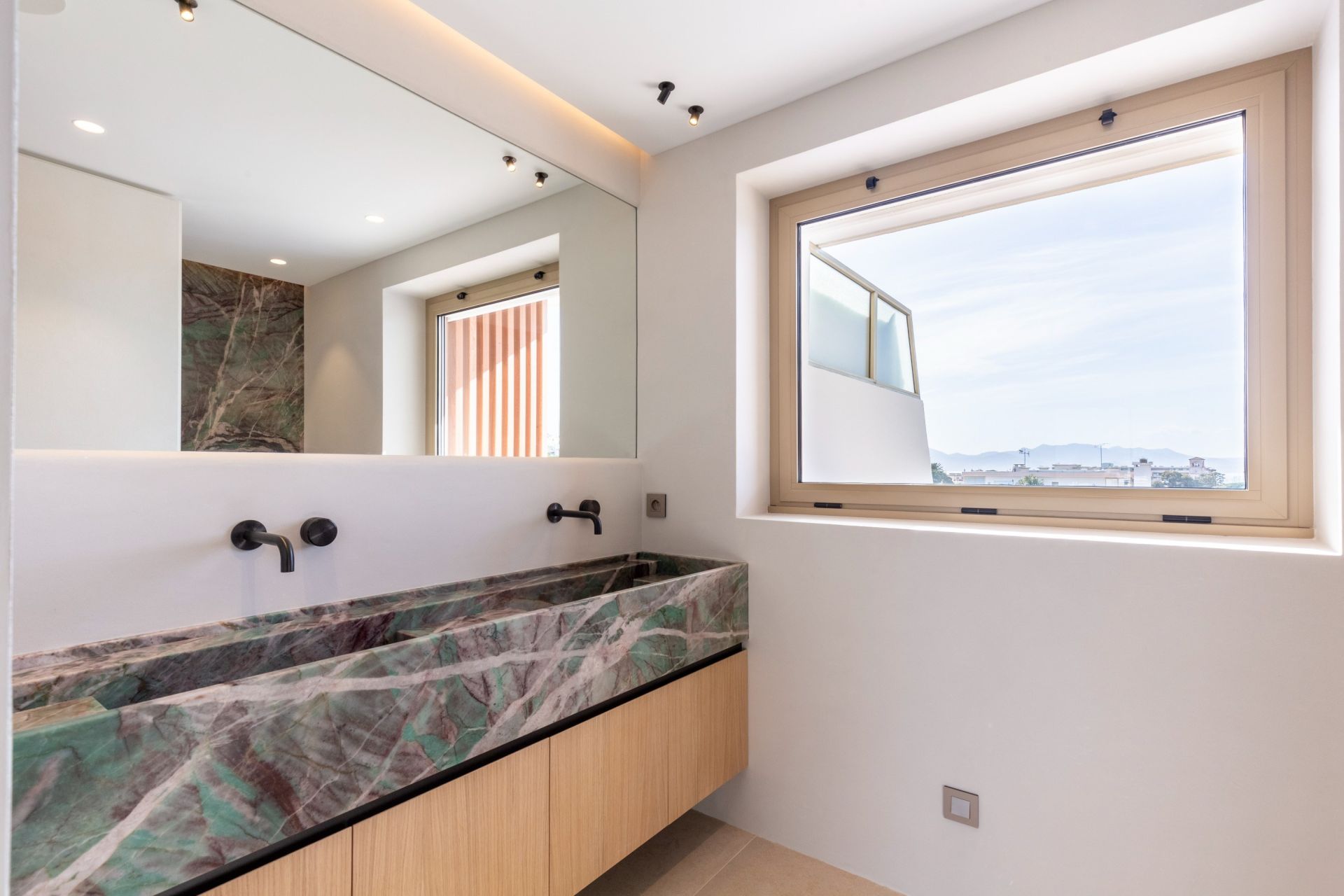 apartment 4 Rooms for sale on CANNES (06400)