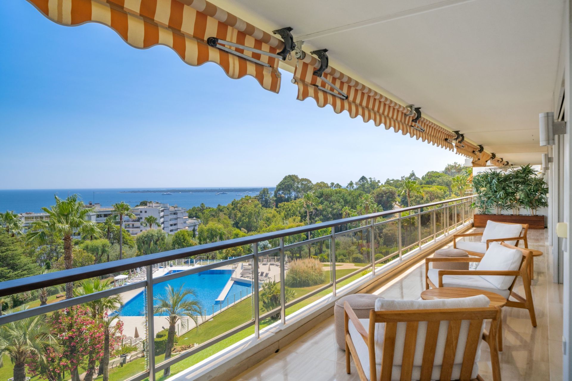 apartment 5 Rooms for sale on LE GOLFE JUAN (06220)