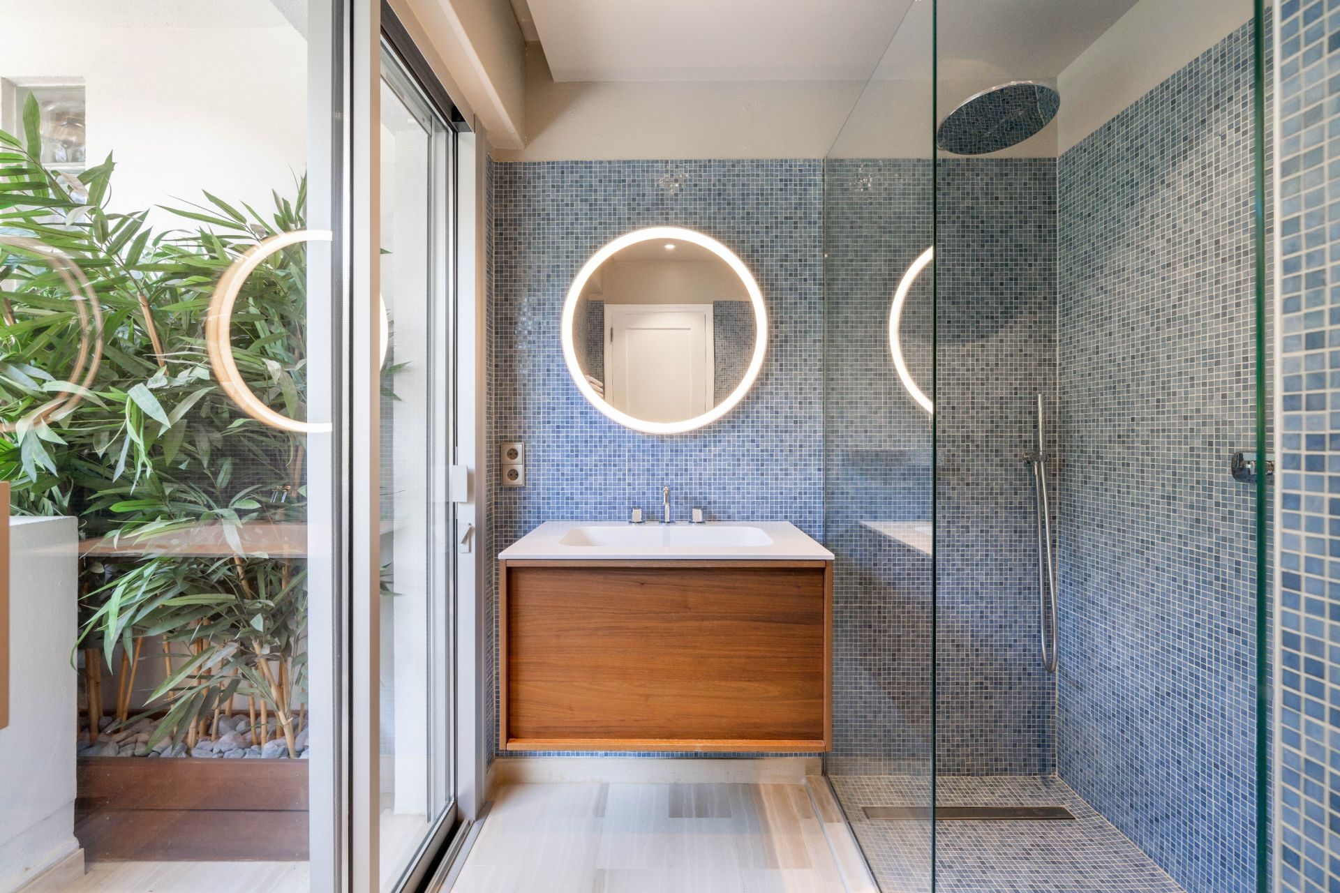apartment 5 Rooms for sale on LE GOLFE JUAN (06220)