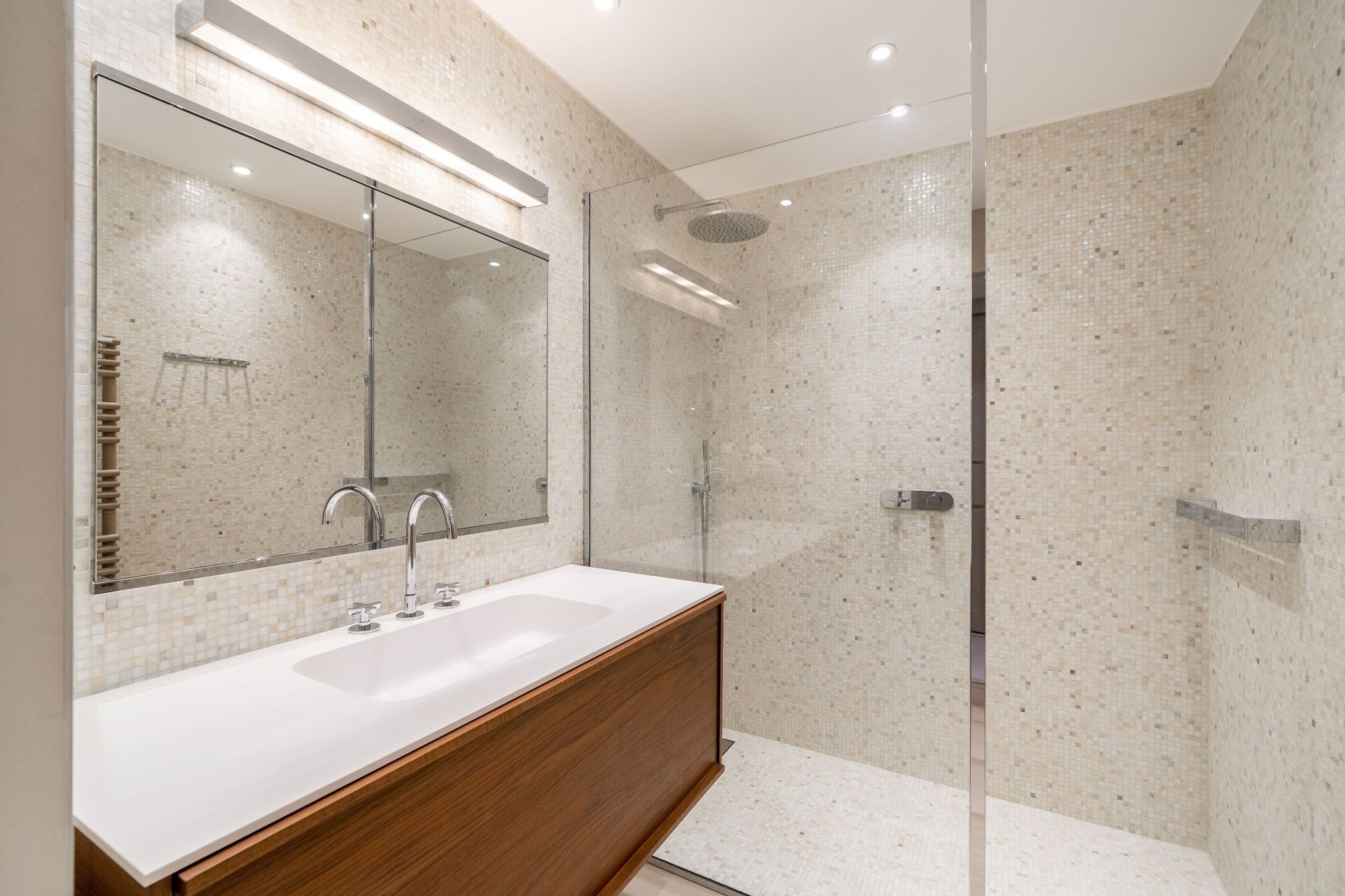 apartment 5 Rooms for sale on LE GOLFE JUAN (06220)
