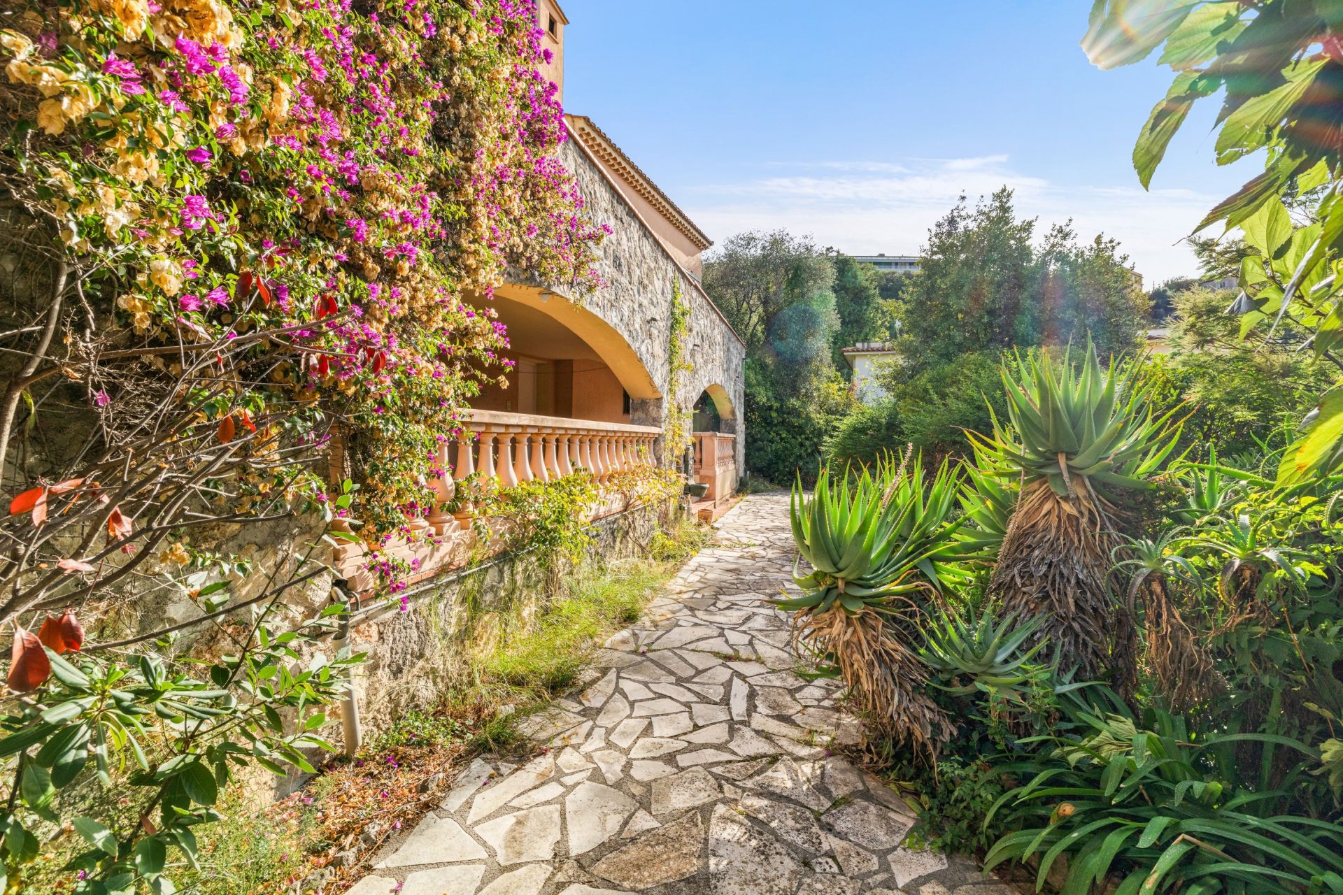 construction to be renovated 5 Rooms for sale on NICE (06000)