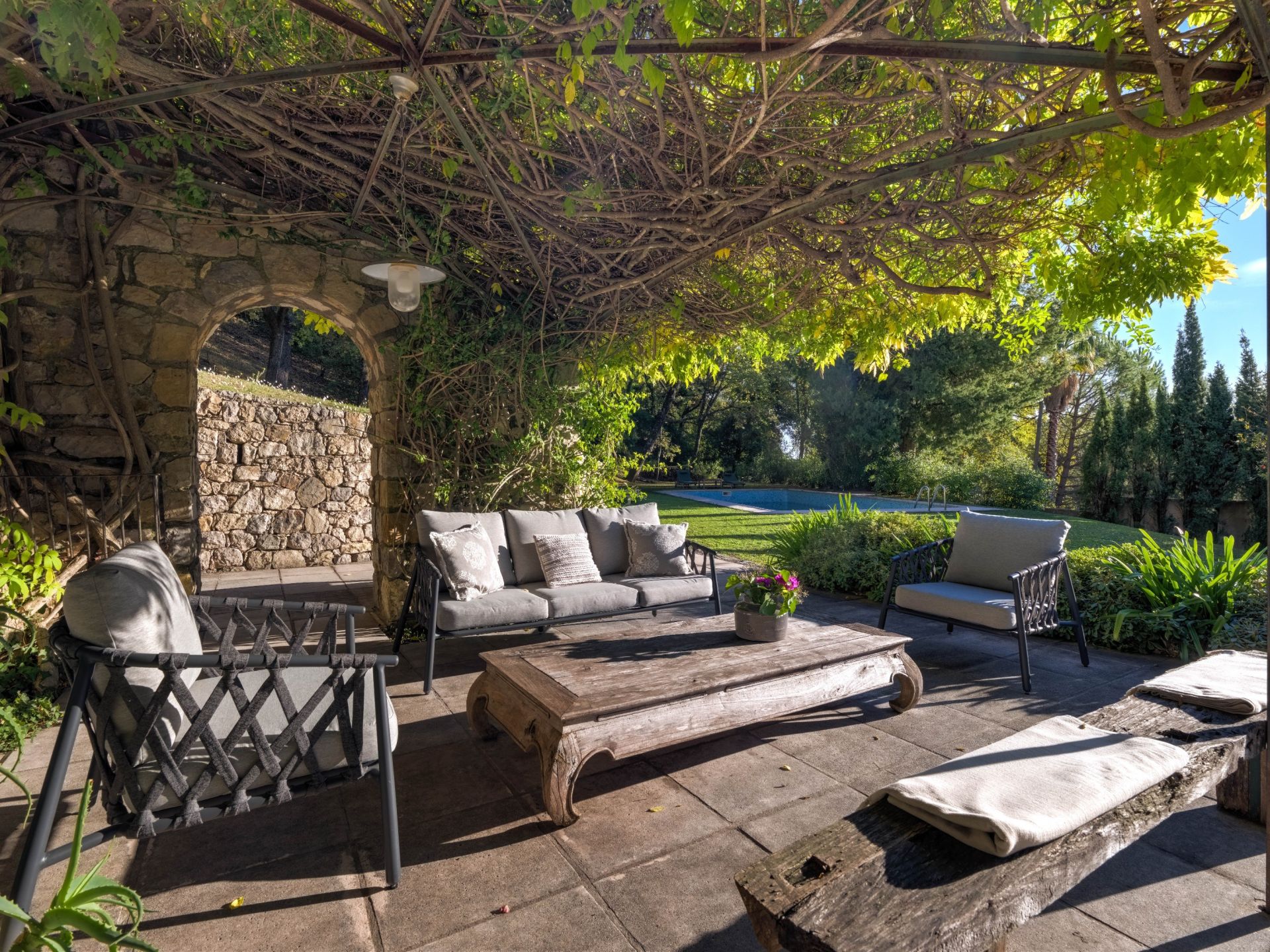 maison provençale 11 Pièces en vente sur CHATEAUNEUF GRASSE (06740)