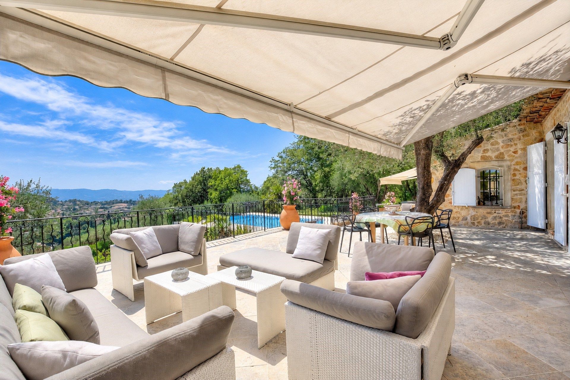 villa 15 Pièces en vente sur CHATEAUNEUF GRASSE (06740)
