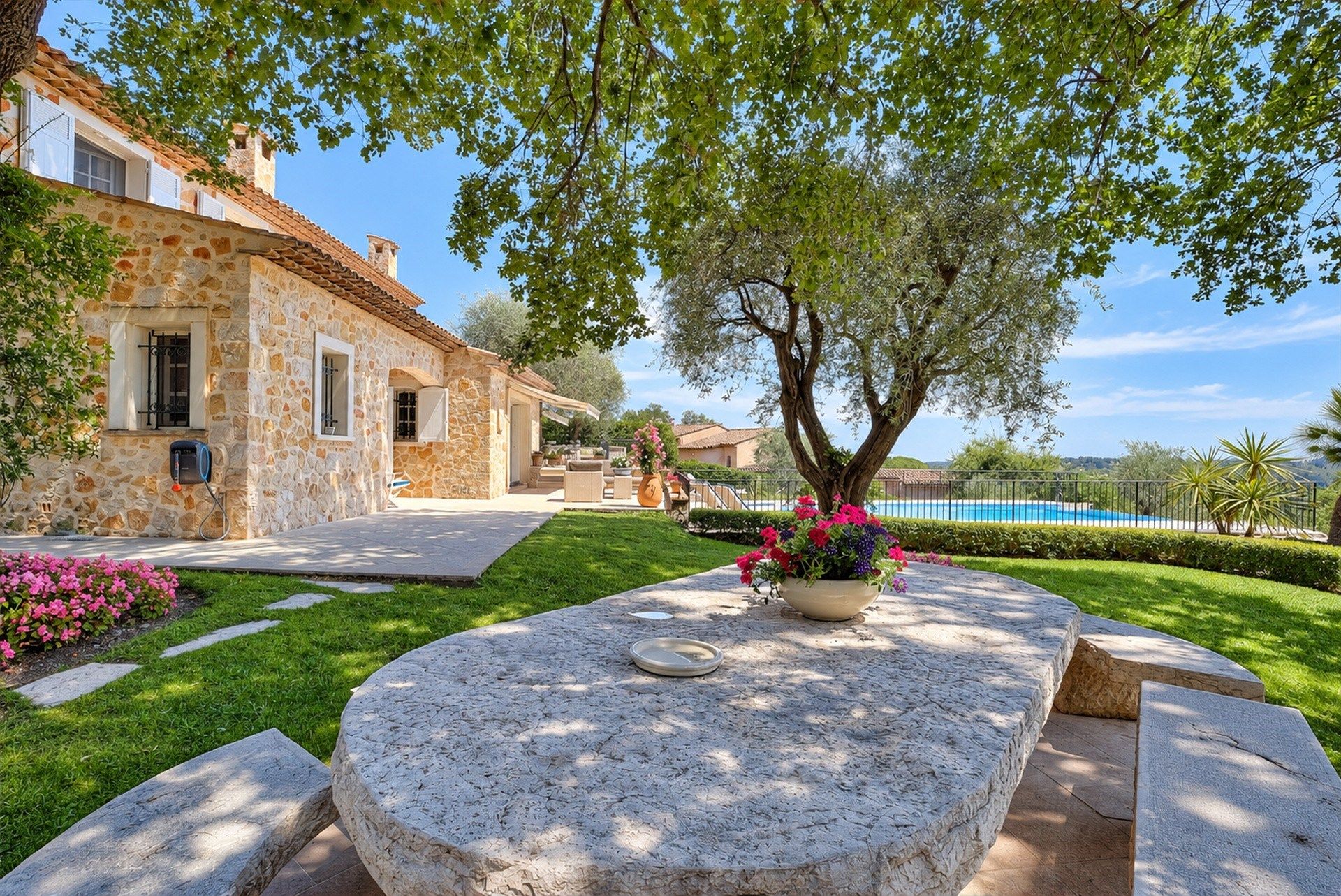 villa 15 Pièces en vente sur CHATEAUNEUF GRASSE (06740)