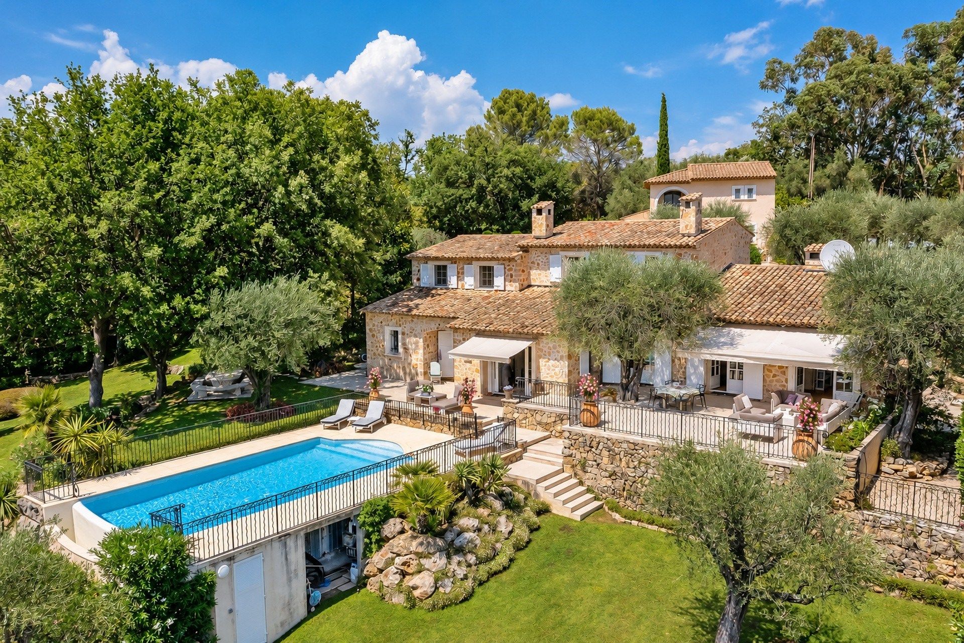villa 15 Pièces en vente sur CHATEAUNEUF GRASSE (06740)