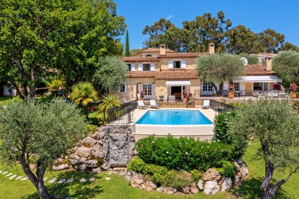 Vente Villa Châteauneuf-Grasse 15&nbsp;Pièces 370&nbsp;m²
