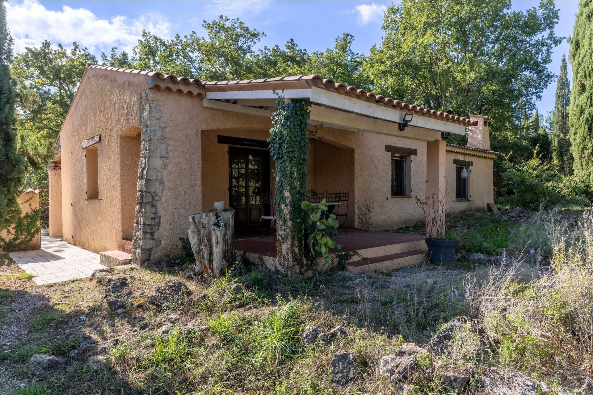 maison provençale 3 Pièces en vente sur TOURRETTES (83440)