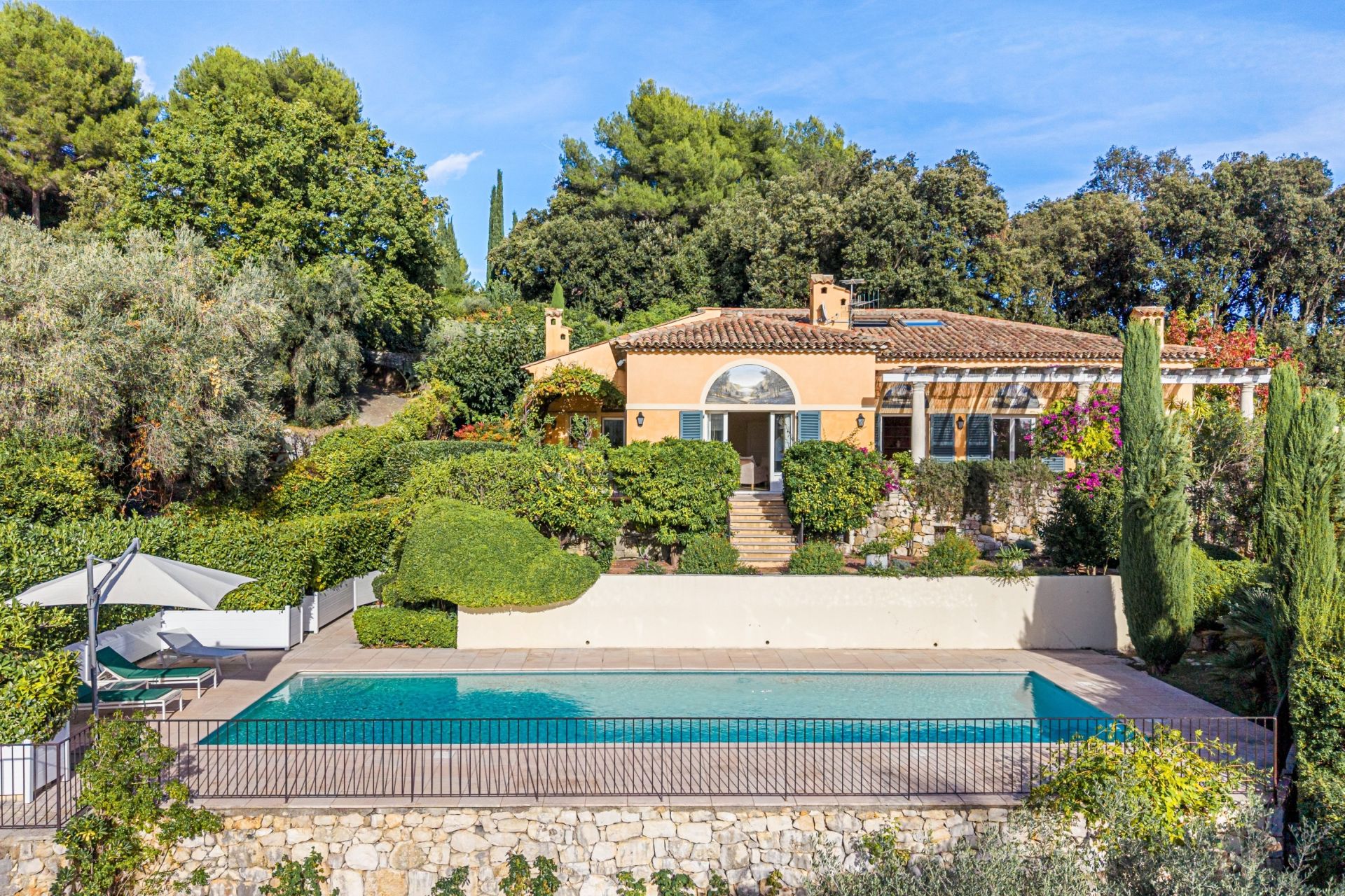 provencal house 11 Rooms for sale on LA COLLE SUR LOUP (06480)