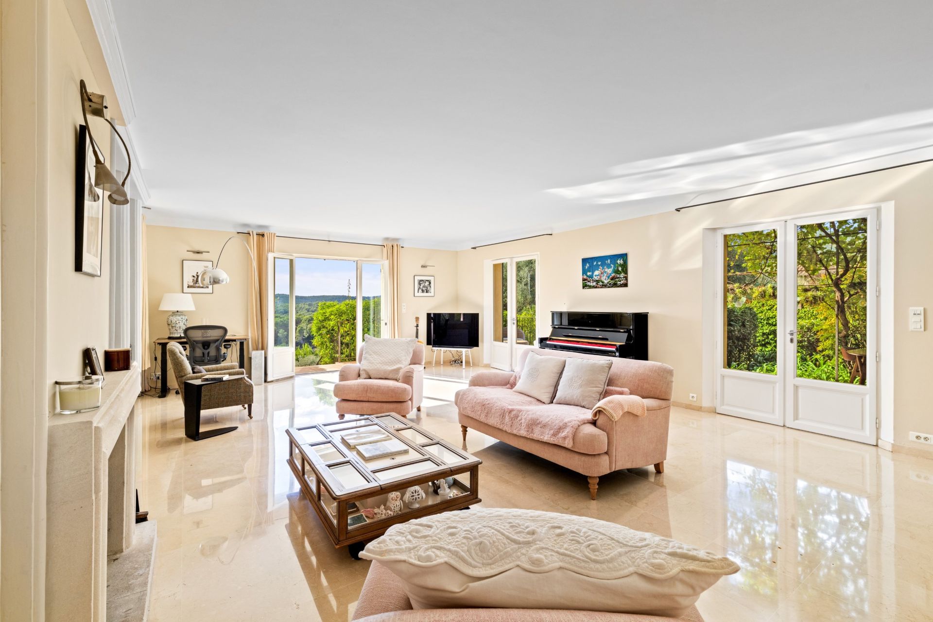 provencal house 11 Rooms for sale on LA COLLE SUR LOUP (06480)