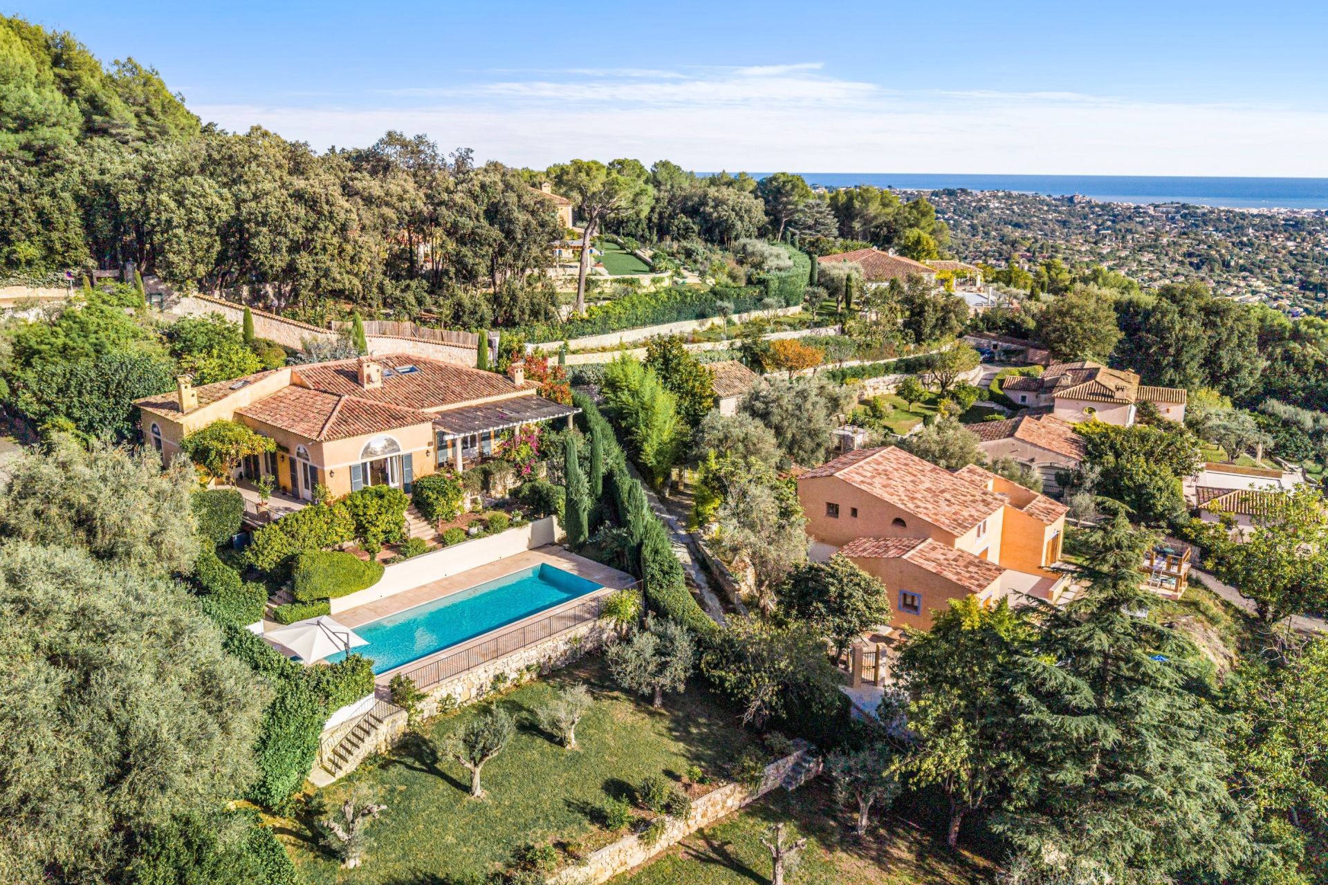 provencal house 11 Rooms for sale on LA COLLE SUR LOUP (06480)