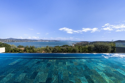 Villa contemporaine avec vue panoramique à Gassin
