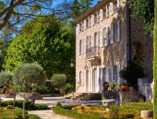 Sotheby’s Concierge Auctions et Côte d’Azur Sotheby’s International Realty annoncent la vente du Château de Tournon près de Cannes pour 2 030 000 €