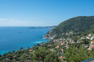 Villas, apartments and land for sale in Èze