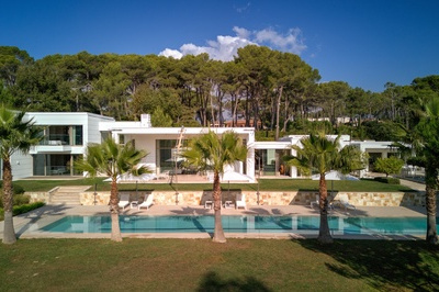 Exceptional contemporary villa in Mougins with guest house