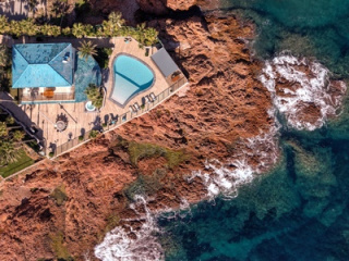 Une maison au bord du monde, face aux roches rouges de l’Estérel